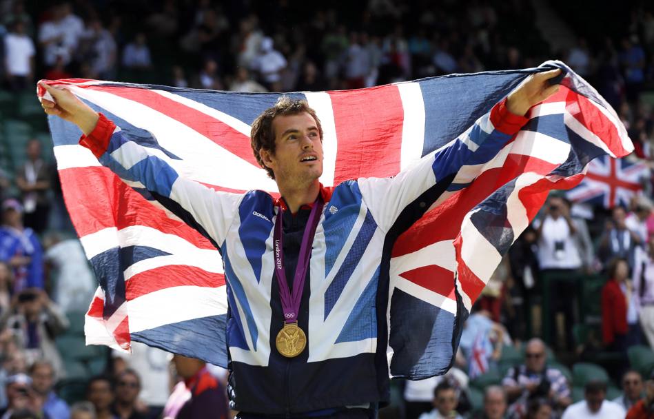 Olimpiadi di Londra 2012: Andy Murray sul podio con la medaglia d&#39;oro per il singolare maschile (Ap)